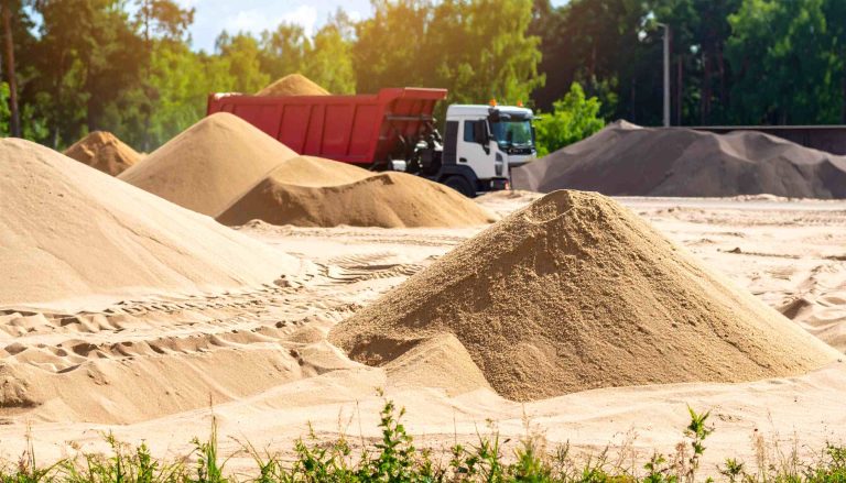 Yüksek kaliteli perdah kumu; inşaat, sıva ve zemin düzeltme uygulamalarında kullanılan ince granül yapılı doğal kum. Lina Kuvars Madencilik üretimi.